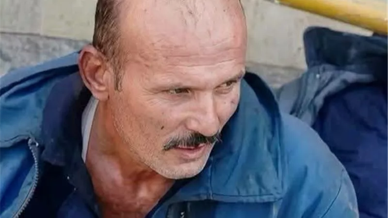 «كان بيطمن علينا كأنه بيودعنا».. شقيق شهيد حريق منشأة ناصر يروي الساعات الأخيرة في حياة أمين الشرطة حمد عبدالجواد