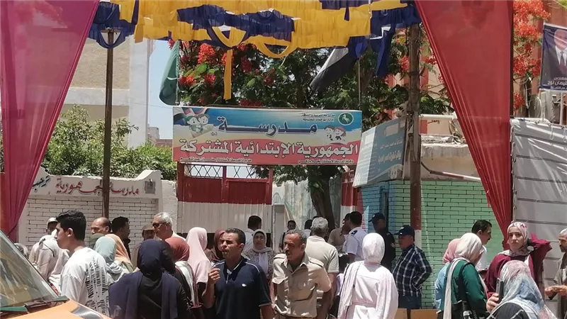 شكاوى طلاب الثانوية العامة من تأخر توزيع كراسات الإجابة بلجنة مدرسة الجمهورية بالشرقية 