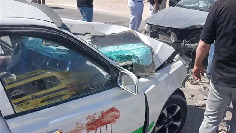 إصابة 4 أشخاص في تصادم ملاكي وتاكسي بطريق كمين الصفا بالمنيا الجديدة