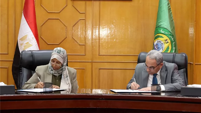 محافظ الإسماعيلية يوقع بروتوكول مع 