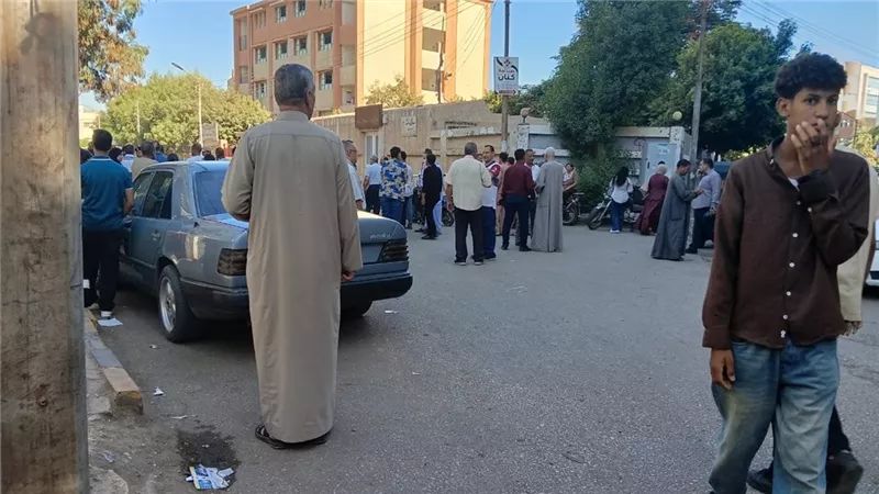 بالصور.. توافد طلاب الثانوية العامة على لجان الكيمياء والجغرافيا بسوهاج