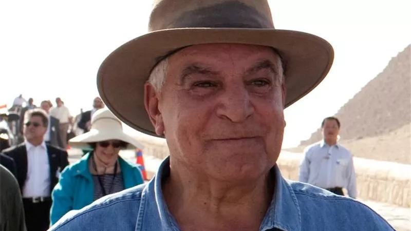 زاهي حواس يهاجم وسيم السيسي: تزييف التاريخ المصري جريمة لا يمكن السكوت عنها