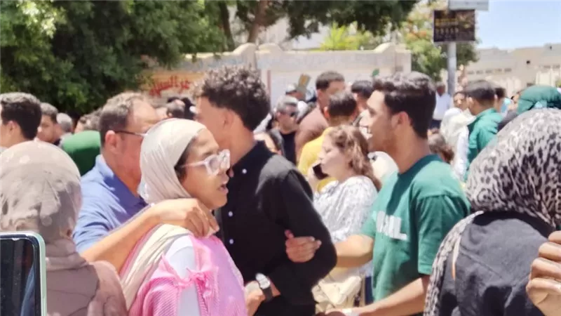 بين بكاء الكيمياء وبسمة الجغرافيا لجان الثانوية العامة بسوهاج تعيش مشاهد متناقصة| صور