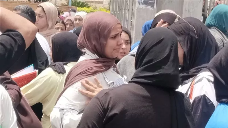 حالات إغماء وبكاء هستيري.. الحزن يخيم على طلاب وطالبات الثانوية العامة بالإسكندرية لصعوبة الكيمياء| صور