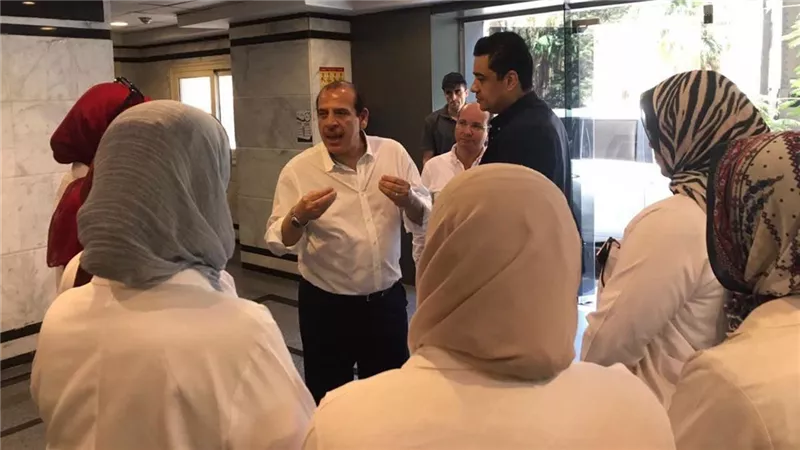 مكافآت للمتميزين وتحقيقات للمقصرين.. نائب وزير الصحة يتفقد المنشآت الصحية في الدقهلية 