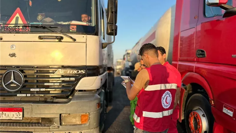 الهلال الأحمر يدفع بقافلة مساعدات شاملة لتلبية احتياجات سكان غزة