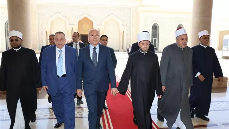 وزير الأوقاف ووكيل الأزهر ونقيب الأشراف يؤدون صلاة الجمعة بمسجد مصر الكبير.. وسط دعوات لحفظ مصر واستقرارها