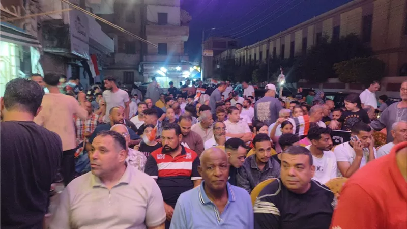 يسرق الأنظار.. ثروت فرج يتابع مباراة مصر وأستراليا من مقهى بالمنصورة