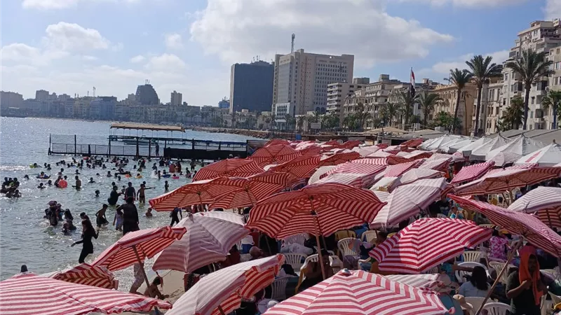 الإسكندرية ترفع شعار «كامل العدد».. إشغال الشواطئ 100% واستقبال 1.25 مليون مصطاف