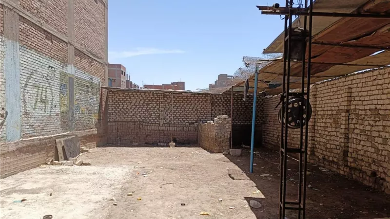 إزالة مخازن فرز وتجميع القمامة المتواجدة بين الكتل السكنية بنجع حمادي