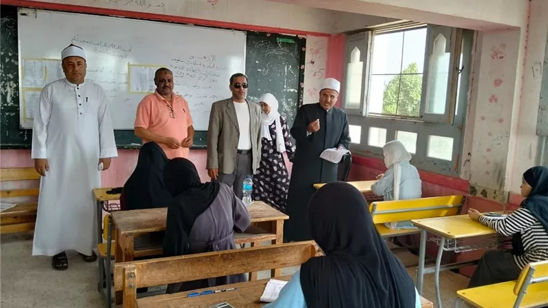 رئيس منطقة الإسماعيلية الأزهرية يتفقد لجان الثانوية الأزهرية ويستطلع آراء الطلاب