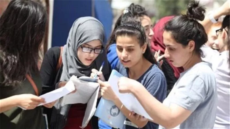 لطلاب الثانوية العامة.. مراجعة الإجابات بعد اللجنة تسرق التركيز وتزيد الضغوط النفسية 