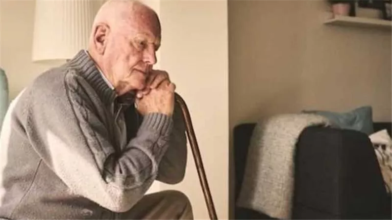 مظلة قانونية جديدة لكبار السن.. متى يعتبر المسن معرضًا للخطر؟