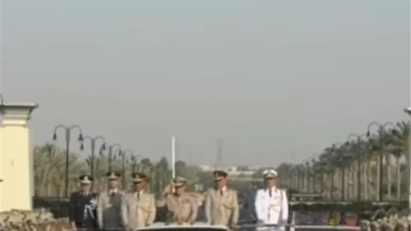 الرئبس السيسي يرتدي
