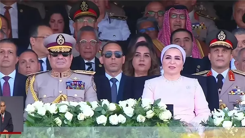 الرئيس السيسي يوقع وثيقة افتتاح مقر القيادة الاستراتيجية ويرفع علم القوات المسلحة 