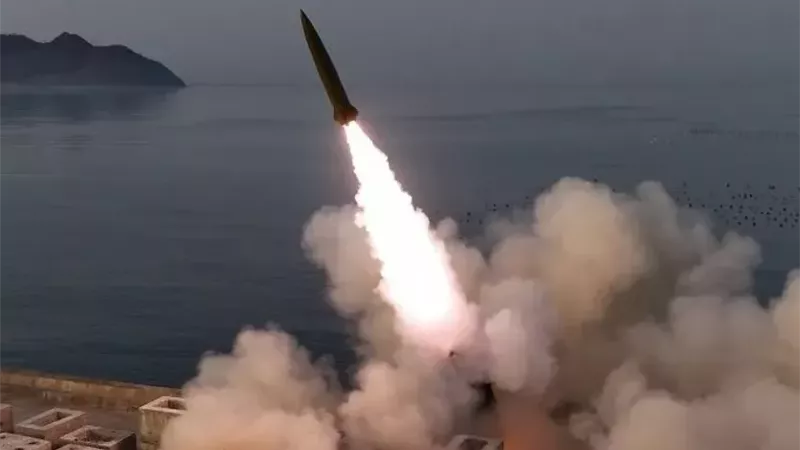 بإشراف كيم جونج أون.. كوريا الشمالية تختبر صواريخ من مدمرة