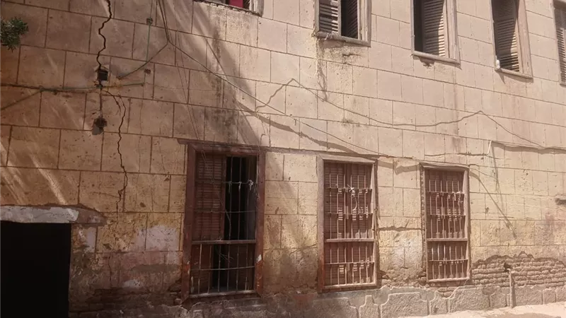 انهيار منزل في قنا.. إنقاذ 3 أشخاص والبحث عن آخرين تحت الأنقاض