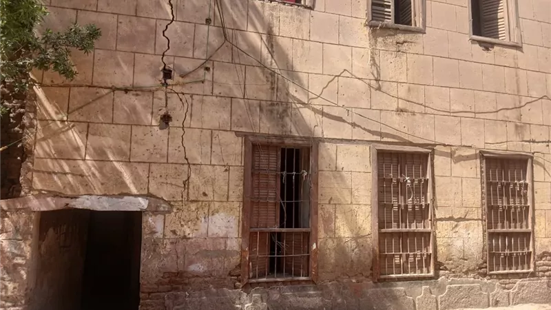 جثة و2 مصابين وجار البحث عن آخرين.. انتشال جثمان أحد ضحايا المنزل المنهار على السكان في قنا