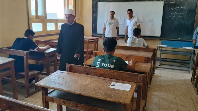 تعليمات صارمة داخل لجان الامتحانات.. رئيس منطقة الإسماعيلية الأزهرية يشدد على الانضباط