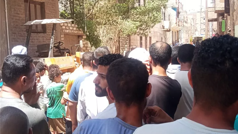 انهيار منزل على عمال هدم بقنا.. جثة و3 مصابين وانتشال عامل حيًا من تحت الركام