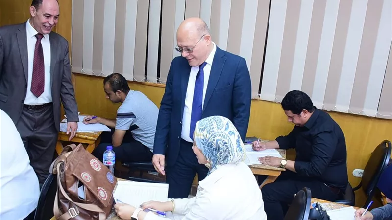 رئيس جامعة سوهاج يتفقد امتحانات الدراسات العليا ويطمئن على انتظام اللجان