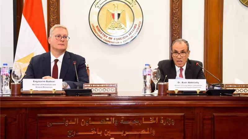 وزيرا الخارجية والبترول يعقدان جلسة إحاطة مع ممثلي السفارات الأجنبية في مصر 