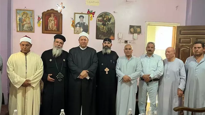 عقب الحريق المحدود.. كنيسة قرية حلوة بالمنيا تستقبل وفدًا من الأوقاف