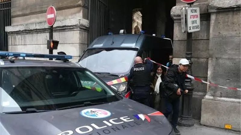 لعنة اللوفر تطارد لاليك.. سرقة نحو 20 قطعة من المجوهرات بفرنسا