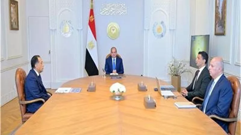 السيسي يشدد على تعميق الصناعات المغذية وتوطين السيارات لتعزيز تنافسية الصناعة المصرية