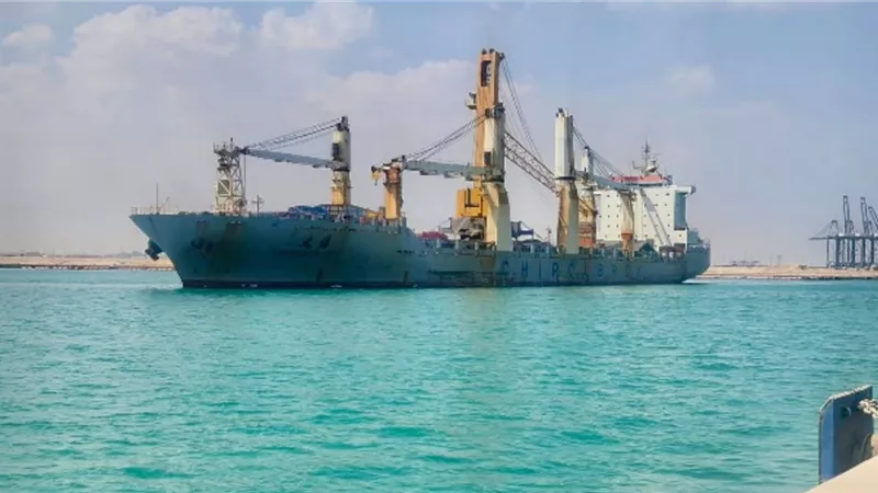 ميناء السخنة يستقبل السفينة CHIPOLBROK SUN وعلى متنها ونش عملاق بقدرة رفع 150 طنًا