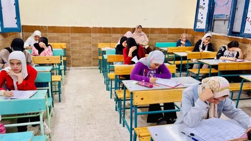 حقيقة منح الدرجة الكاملة لطلاب الثانوية في أسئلة القراءة والنصوص بامتحان العربي 2026