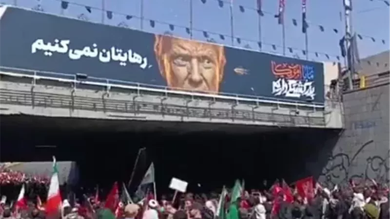 إيرانيون يقذفون صورة ترامب بالحجارة وسط هتافات مناهضة لواشنطن|فيديو
