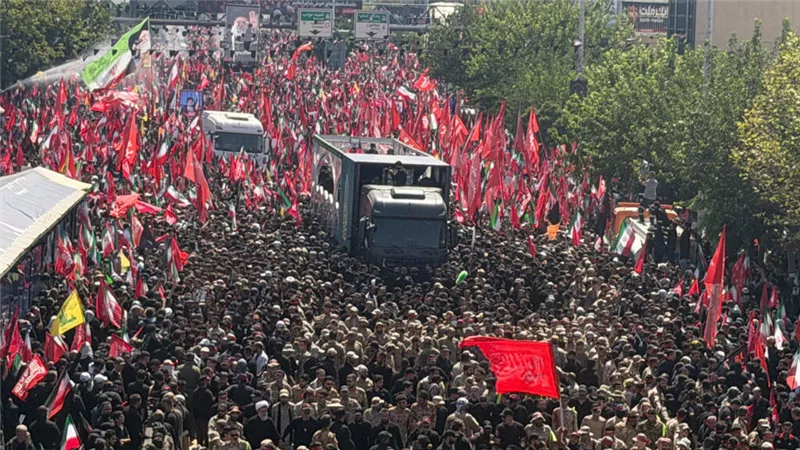 فايننشال تايمز: 15 مليون شخص شاركوا بمراسم توديع علي خامنئي
