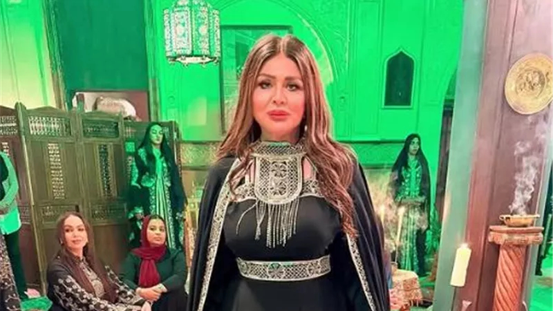 الست عزيزة.. إلهام شاهين تروج لفيلم «الحافي»