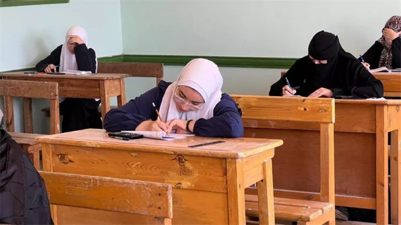 طلاب الثانوية العامة بالإسماعيلية يؤدون اليوم امتحان مادتي الفيزياء والتاريخ 