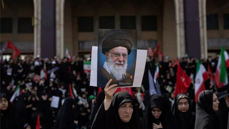 بعد وداع طهران المهيب.. وصول جثمان علي خامنئي إلى مدينة قم الإيرانية 