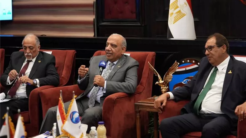 وزير الكهرباء: تحويل العدادات الكودية لنظام الشرائح لكل من تصالح أو وفق أوضاعه والمباني القديمة