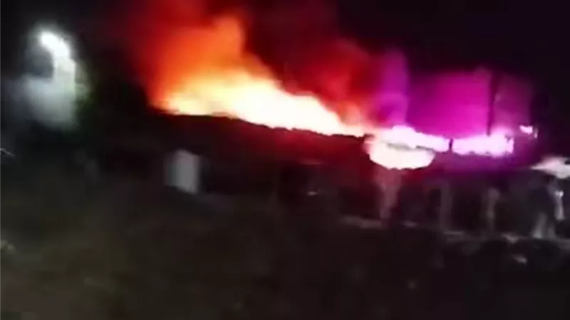 دون خسائر بشرية.. السيطرة على حريق بمخزنين في دلجا بالمنيا 