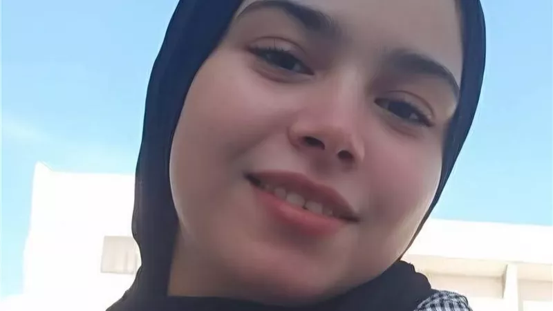 بعد 6 أشهر من الواقعة.. إحالة المتهم بقتل ابنته سارة حمدي جوعًا إلى جنايات قنا