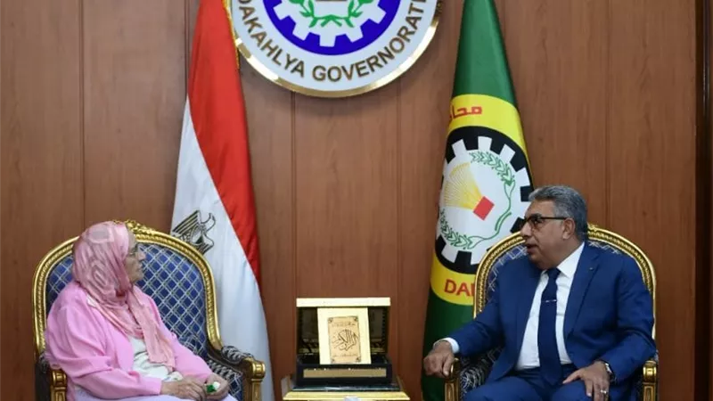 محافظ الدقهلية يحتفي بأيقونة علمية.. تكريم آمال إسماعيل في سن الـ83