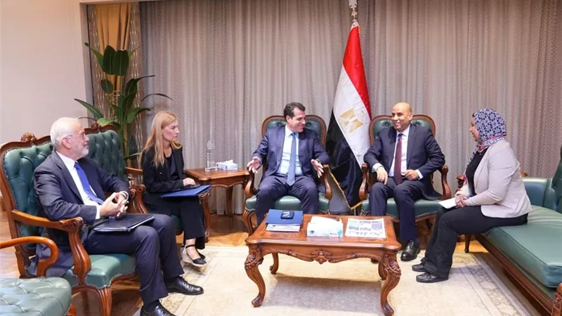 وزيرا العمل والهجرة اليوناني يبحثان فتح آفاق جديدة أمام العمالة المصرية