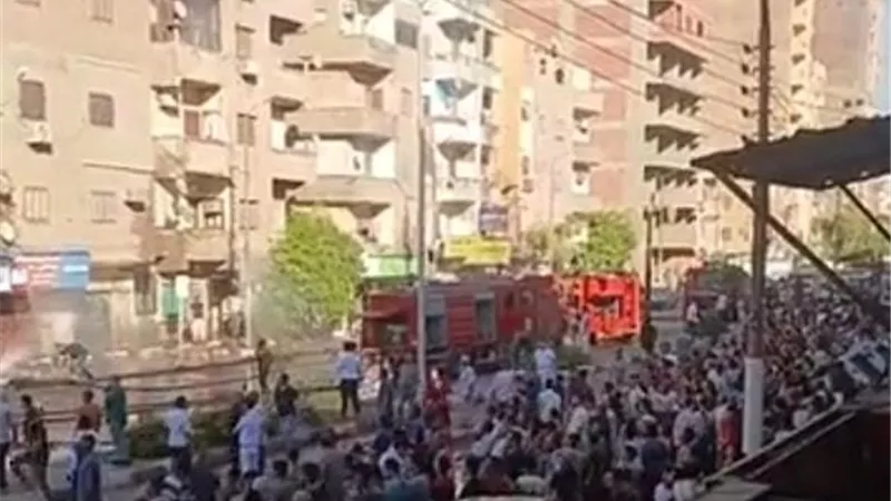 الدفع بـ7 سيارات إطفاء للسيطرة على حريق عقار شارع أسيوط سوهاج.. النيران تمتد إلى 3 طوابق والأدخنة تغطي المنطقة
