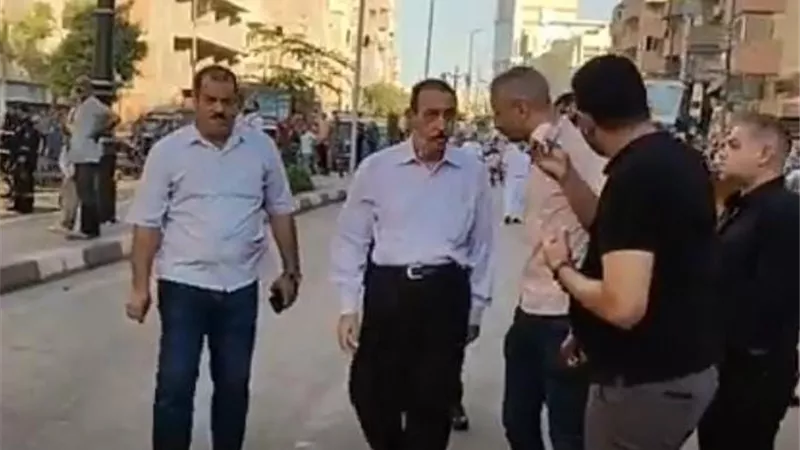 محافظ سوهاج يتفقد موقع حريق عقار الاتصالات.. النيران تمتد لـ3 طوابق والدفع بـ7 سيارات إطفاء للسيطرة على الحريق