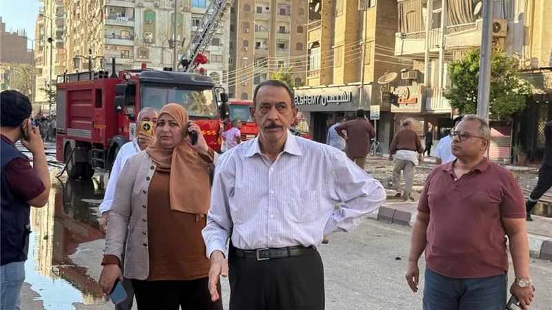 محافظ سوهاج يتفقد موقع حريق برج معهد الاتصالات.. واستمرار جهود الإطفاء بـ8 سيارات و6 إسعاف