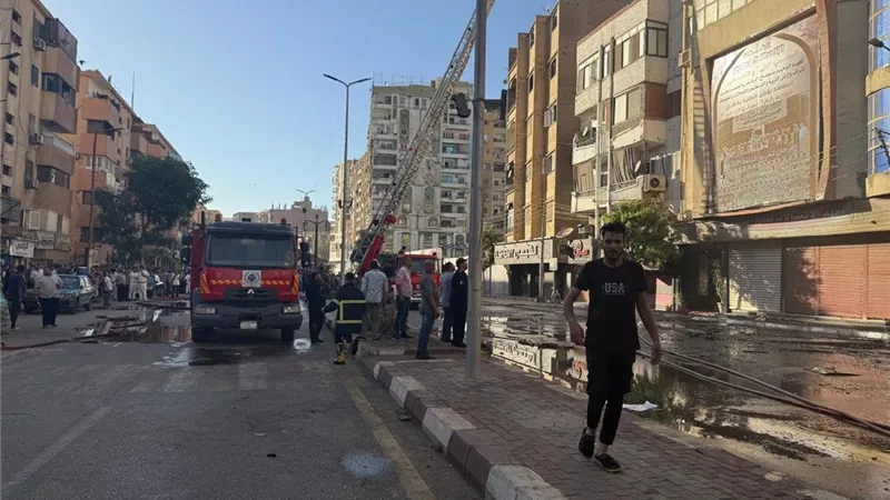 محافظ سوهاج يعلن السيطرة الكاملة على حريق برج معهد الاتصالات وبدء أعمال التبريد