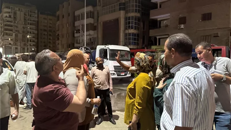 محافظ سوهاج يشرف ميدانياً على إخماد حريق برج معهد الاتصالات ويوجه بدعم المتضررين وفحص السلامة الإنشائية للعقارات