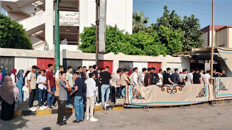 طلاب الثانوية العامة بالمنيا يؤدون امتحاني الفيزياء والتاريخ وسط إجراءات تنظيمية مشددة