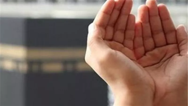 هل يغير الدعاء القدر؟.. آية قرآنية تحسم الجدل وتكشف الحقيقة