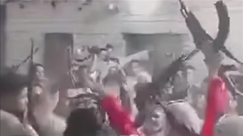 بيرقصوا بالآلي.. فيديو متداول لفتيات يرقصن بالأسلحة النارية في حفل زفاف بقنا