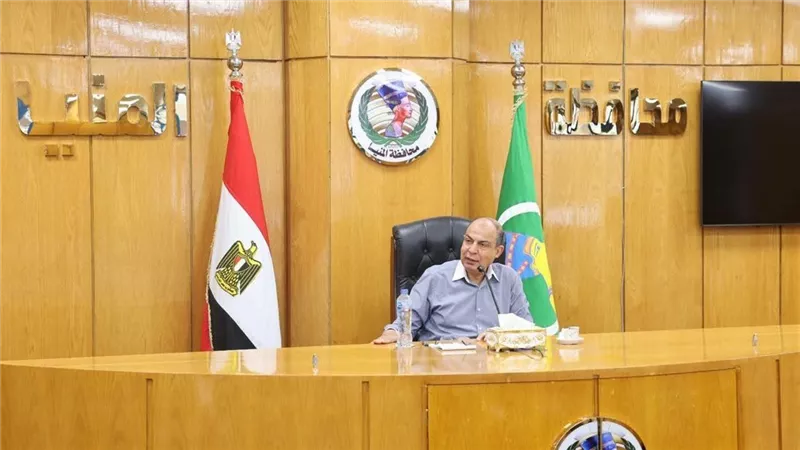 محافظ المنيا يكافئ المتميزين بملف التصالح ويخصص يومين للمتابعة